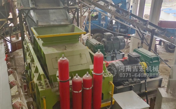 破碎輝綠巖總走彎路？對輥機用實力告訴你：選對設(shè)備多重要！